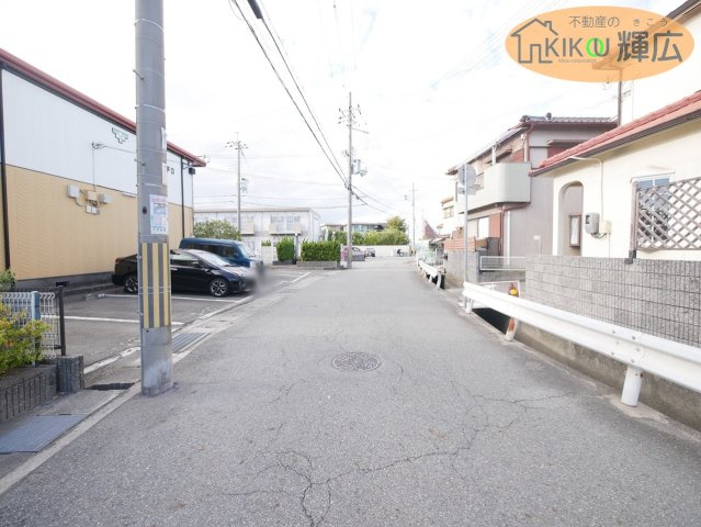 加古川市野口町坂井　中古戸建の周辺|前面道路は広々としておりますので、お車の運転が苦手な方でも安心ですね。