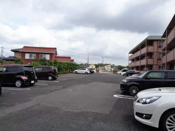 和泉乃郷I号館の駐車場