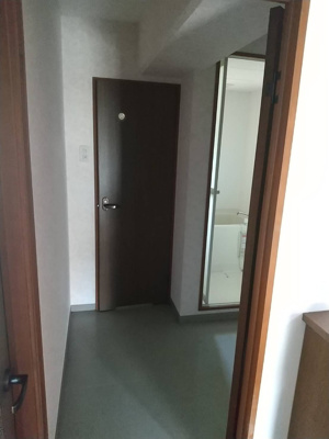 【エントランス】 | サンロイヤルマンション | 清潔なエントランスです