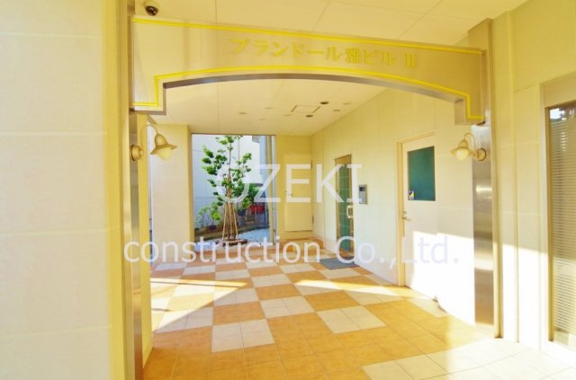 プランドール雅ビルIIのエントランス