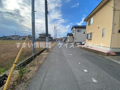 【前面道路含む現地写真】 | 太田市宝町　土地　2区画 | 西側公道：約7ｍ