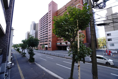 【展望】 | 【上質リフォーム】エスパス大須賀ステーションサイド | 【四季を感じる】
都会の景色なので、四季折々のとはいきませんが、
爽やかな青空や風を感じられる眺望は確保。
ここから歩いて5分の場所に、リバーサイドが。
その先には縮景園が広がります。