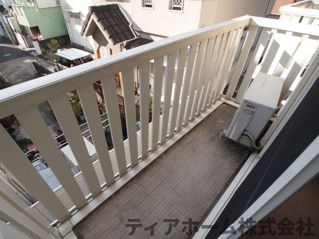 大和高田市日之出町のアパートのバルコニー|暖かな日差しのふりそそぐバルコニー
