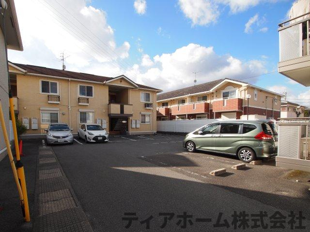 大和高田市日之出町のアパートの駐車場