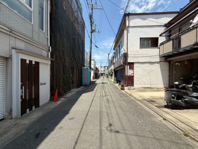 太秦安井藤ノ木町　の前面道路含む現地写真