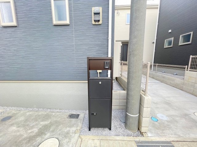 三郷市花和田　新築戸建　全7棟　3号棟のエントランス|不在時に便利な宅配BOX完備
