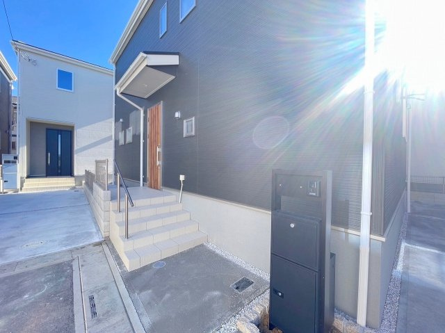 三郷市花和田　新築戸建　全7棟　4号棟のエントランス|不在時に便利な宅配BOX完備