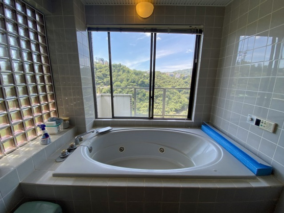 【浴室】 | あじろ南熱海が丘分譲地　戸建 | お風呂からは緑の自然が目に飛び込んできます。