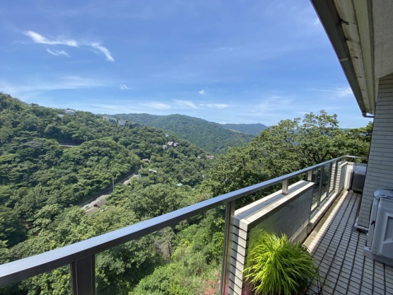 【バルコニー】 | あじろ南熱海が丘分譲地　戸建 | 伊豆の山々を見渡せるベルコニー