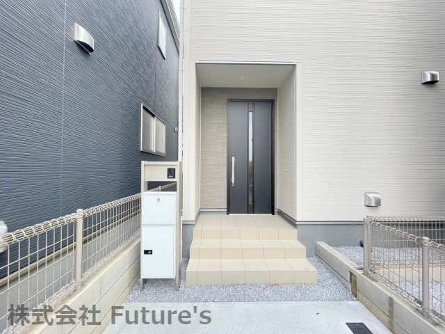 三郷市花和田　新築戸建　全7棟　6号棟のエントランス|不在時に便利な宅配BOX完備