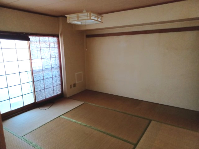 パークタウン五領第6団地 ６号棟 （403号室）の和室|和室8帖