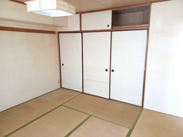 パークタウン五領第6団地 ６号棟 （403号室）の和室|和室の押入です。
天袋部分もある豊富な収納スペースです。