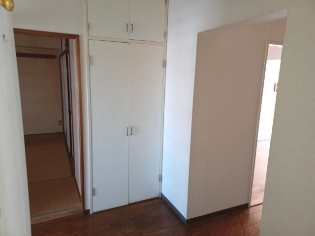 パークタウン五領第6団地 ６号棟 （403号室）の収納|リビング物入