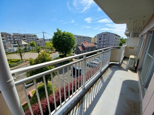パークタウン五領第6団地 ６号棟 （403号室）のバルコニー|バルコニーを活用して、家庭菜園やガーデニングを楽しめます。
お気に入りの植物を飾ったり、季節の野菜を育てたりしてみてはいかがでしょうか？
