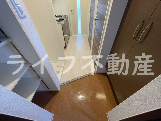 Luxe布施東2の玄関|収納もある玄関です