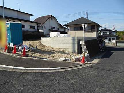 広島市安佐北区落合南8丁目　新築一戸建ての前面道路含む現地写真