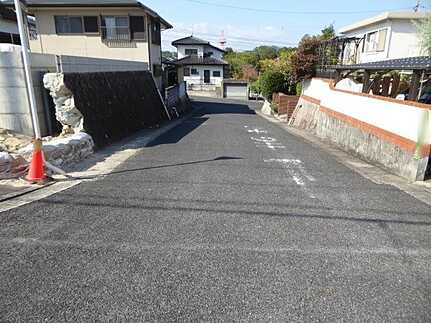 広島市安佐北区落合南8丁目　新築一戸建ての前面道路含む現地写真