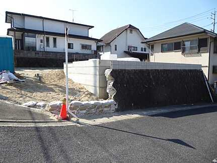 広島市安佐北区落合南8丁目　新築一戸建ての前面道路含む現地写真