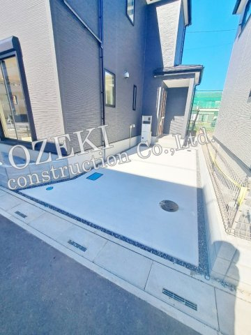 1号棟　リナージュ　越谷市東越谷10丁目新築戸建て全6棟の駐車場