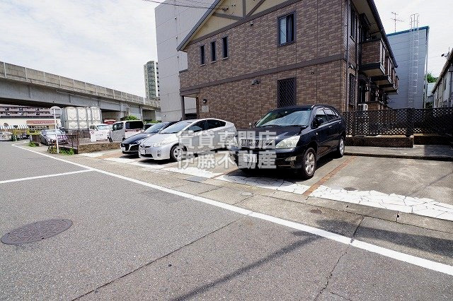 マノワール E・Yの駐車場