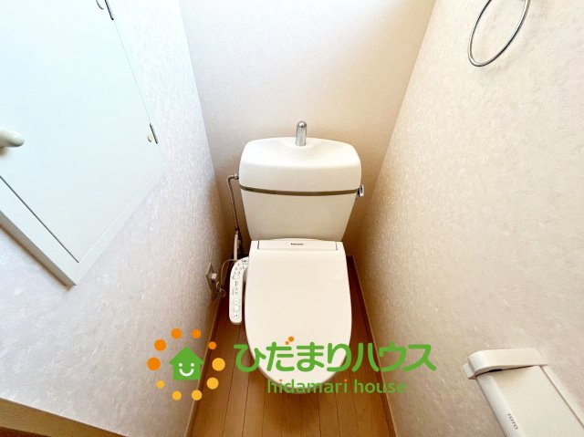 白岡市西３丁目　中古一戸建てのトイレ|明るいトイレはお掃除がしやすいです。