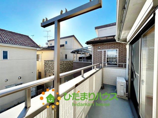 白岡市西３丁目　中古一戸建てのバルコニー|あたたかな光が差し込みお洗濯ものがよく乾きそうです。
