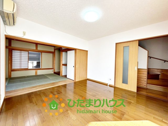 白岡市西３丁目　中古一戸建ての居間・リビング|明るい光が差し込むリビングダイニング。