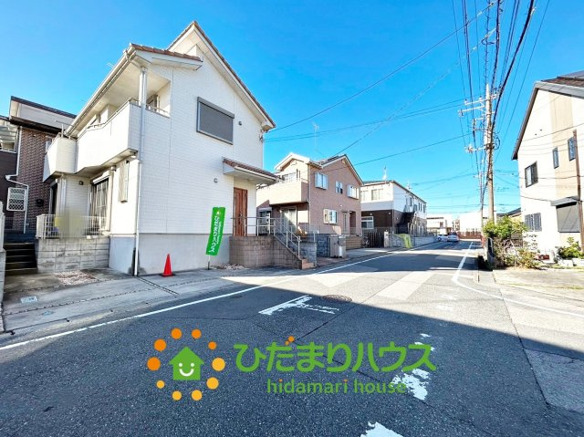 白岡市西３丁目　中古一戸建ての前面道路含む現地写真|交通量が少ない開けた立地にございます。