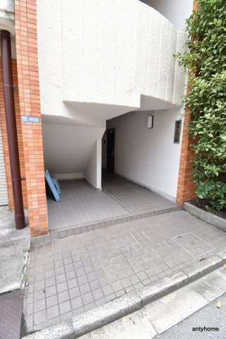 清泉ビル江坂　仲介手数料無料のエントランス