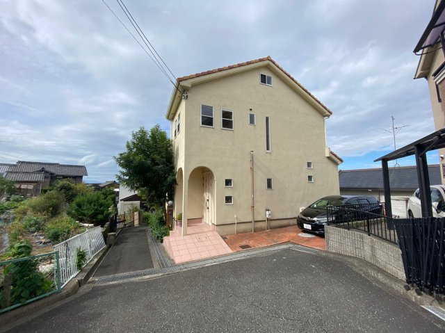 【前面道路含む現地写真】 | 東大阪市上四条町　中古戸建駐車場１台付き