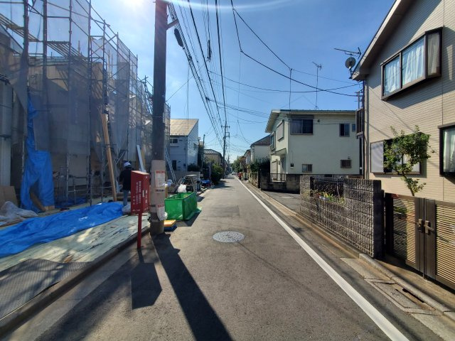 【前面道路含む現地写真】 | 杉並区宮前３丁目　新築戸建　C号棟 | LDK20帖、延床面積89.66㎡の４LDK＋P！固定階段にて昇降可能なロフト付きです♪前面道路は約4.5ｍの公道につき、お車の出し入れも楽々♪♪モデルハウスご用意しております。