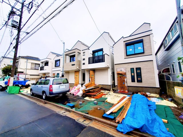 【外観】 | 杉並区宮前３丁目　新築戸建　C号棟 | LDK20帖、延床面積89.66㎡の４LDK＋P！固定階段にて昇降可能なロフト付きです♪前面道路は約4.5ｍの公道につき、お車の出し入れも楽々♪♪モデルハウスご用意しております。
