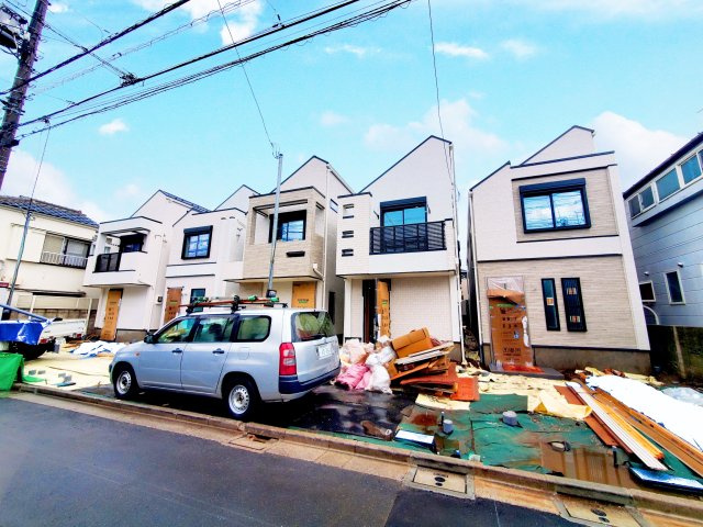 【外観】 | 杉並区宮前３丁目　新築戸建　C号棟 | LDK20帖、延床面積89.66㎡の４LDK＋P！固定階段にて昇降可能なロフト付きです♪前面道路は約4.5ｍの公道につき、お車の出し入れも楽々♪♪モデルハウスご用意しております。
