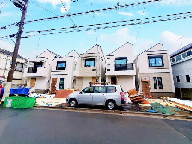 【前面道路含む現地写真】 | 杉並区宮前３丁目　新築戸建　C号棟 | LDK20帖、延床面積89.66㎡の４LDK＋P！固定階段にて昇降可能なロフト付きです♪前面道路は約4.5ｍの公道につき、お車の出し入れも楽々♪♪モデルハウスご用意しております。
