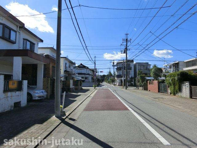 勝田台３丁目　テラスハウスの前面道路含む現地写真|北西側歩道付市道　幅員１２ｍ