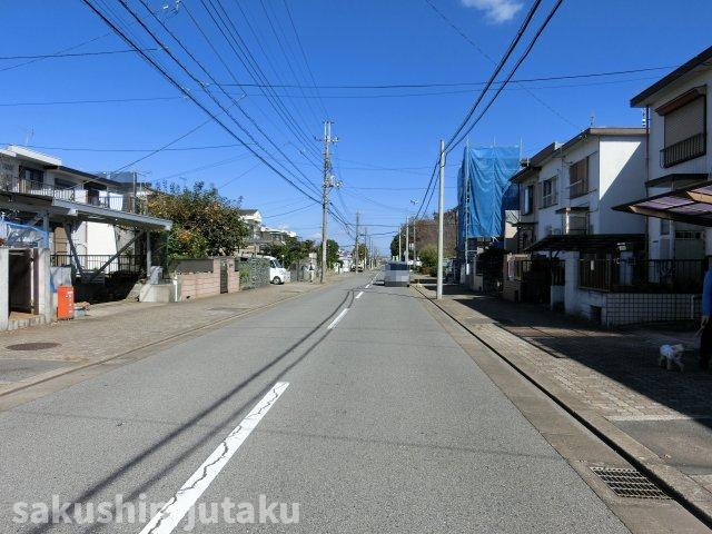 勝田台３丁目　テラスハウスの前面道路含む現地写真|北西側歩道付市道　幅員１２ｍ