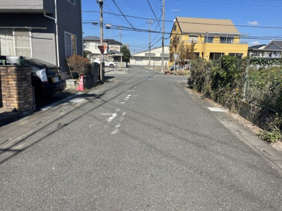 【前面道路含む現地写真】 | 熊谷市瀬南 中古住宅 | 現地前面道路（２０２３年１０月２７日）撮影