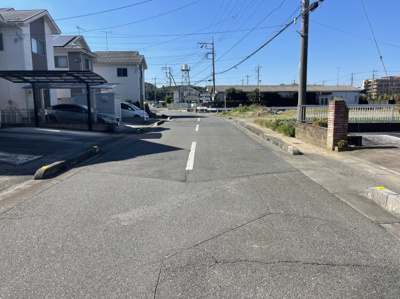 【前面道路含む現地写真】 | 熊谷市瀬南  中古住宅 | 現地前面道路（２０２３年１０月２７日）撮影