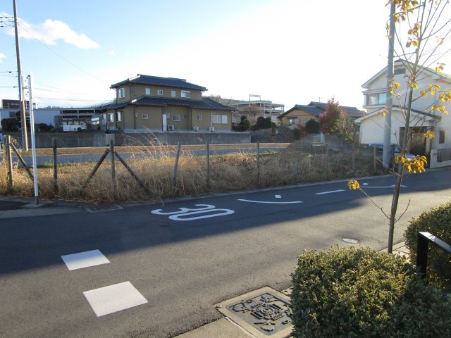 桶川市下日出谷東　売地の前面道路含む現地写真