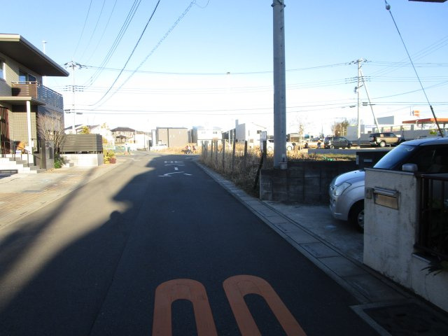 桶川市下日出谷東　売地の前面道路含む現地写真
