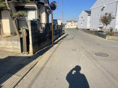 【前面道路含む現地写真】 | 熊谷市西別府　中古戸建　 | 現地前面道路（２０２３年１０月２７日）撮影