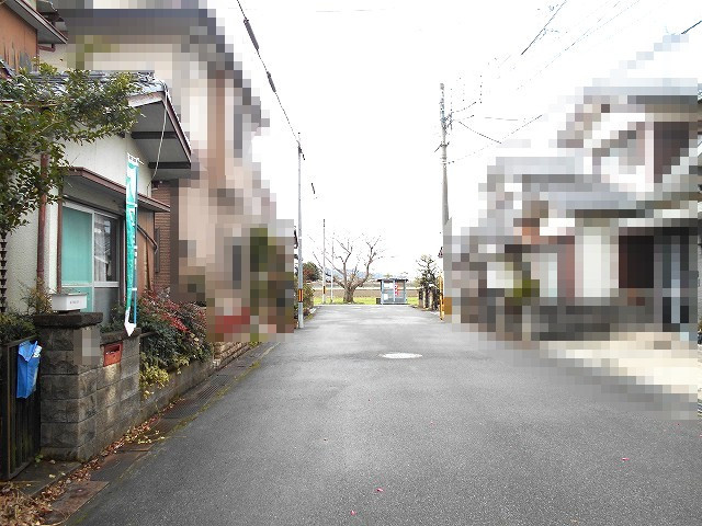 近江八幡市上田町　売土地の前面道路含む現地写真
