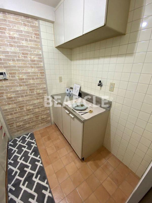 【ロビー】 | HITOMI BLDG. 綾小路からすま