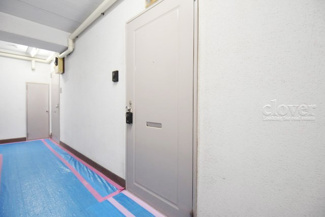 【その他共用部分】 | 皆様をお迎えする、お部屋の玄関ドア。開けやすさや開放角度、ドアノブの操作しやすさや鍵の形状などを、現地で一度ご確認ください。～即日のご見学可能～　お問合せはお気軽にどうぞ。