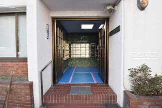 【エントランス】 | お客様を、そして住人を出迎えてくれるマンションのエントランス。ゴミが落ちていないことからも、管理状態の良さや住民の節度の高さが見て取れます。～即日のご見学可能～　お問合せはお気軽にどうぞ。