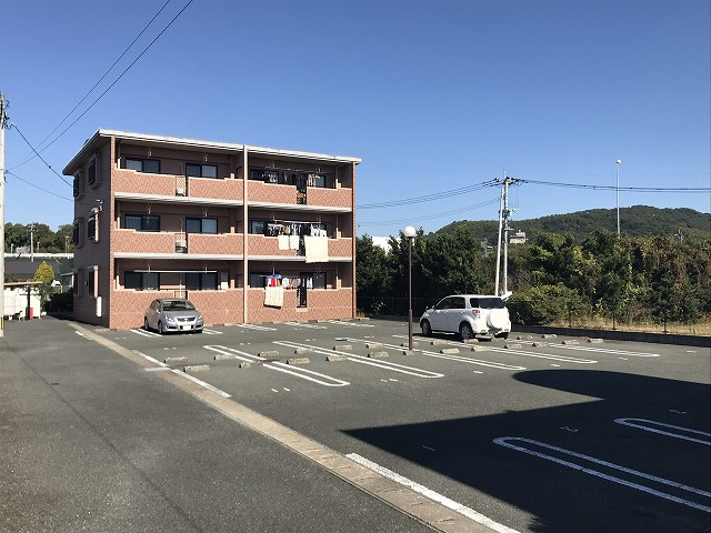エスト壱番館の駐車場