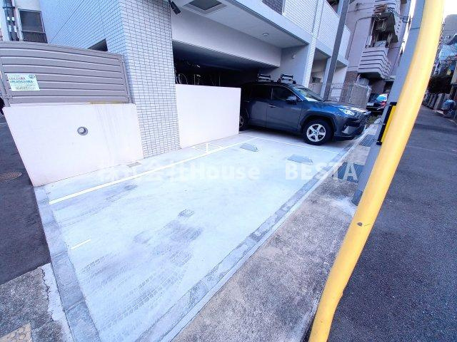 セオリー神戸ラメールの駐車場