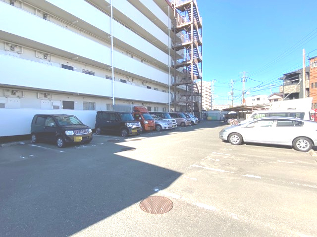 名島コーポの駐車場|敷地内駐車場は現在空き無し。近隣駐車場に空きがあるので、担当までご確認ください！