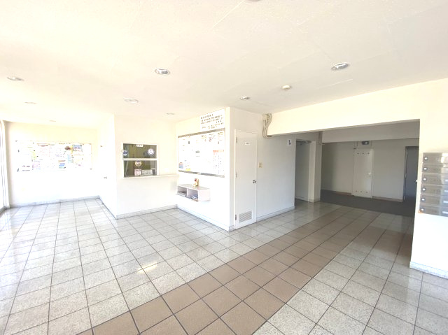 名島コーポのエントランス|エントランスなどの共用部はしっかりと管理されており、綺麗な状態です。