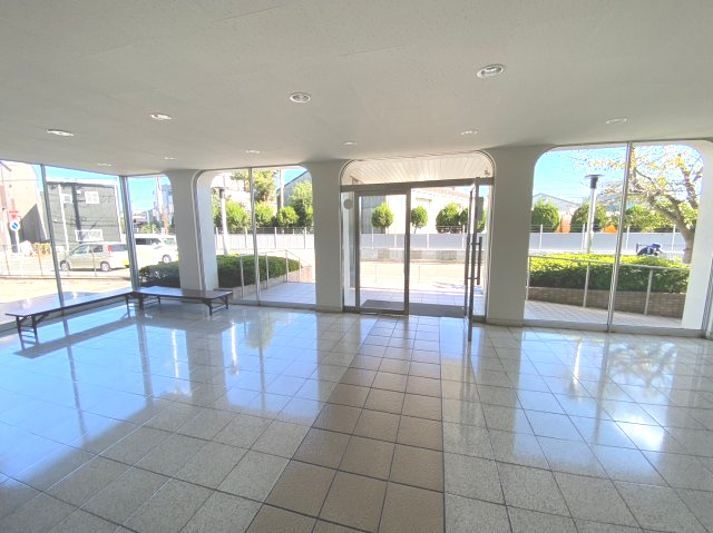 名島コーポのエントランス|エントランスなどの共用部はしっかりと管理されており、綺麗な状態です。